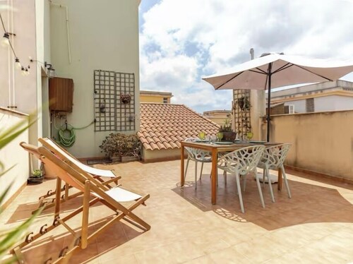 BRIGHT, CENTRALLY LOCATED PENTHOUSE WITH GARAGE IN THE SAME BUILDING