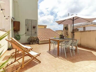 BRIGHT, CENTRALLY LOCATED PENTHOUSE WITH GARAGE IN THE SAME BUILDING