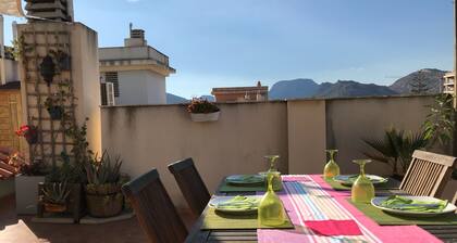 HELLES UND ZENTRALES PENTHOUSE MIT BLICK (GROSSE TERRASSE) UND GARAGE IM GLEICHEN GEBÄUDE 