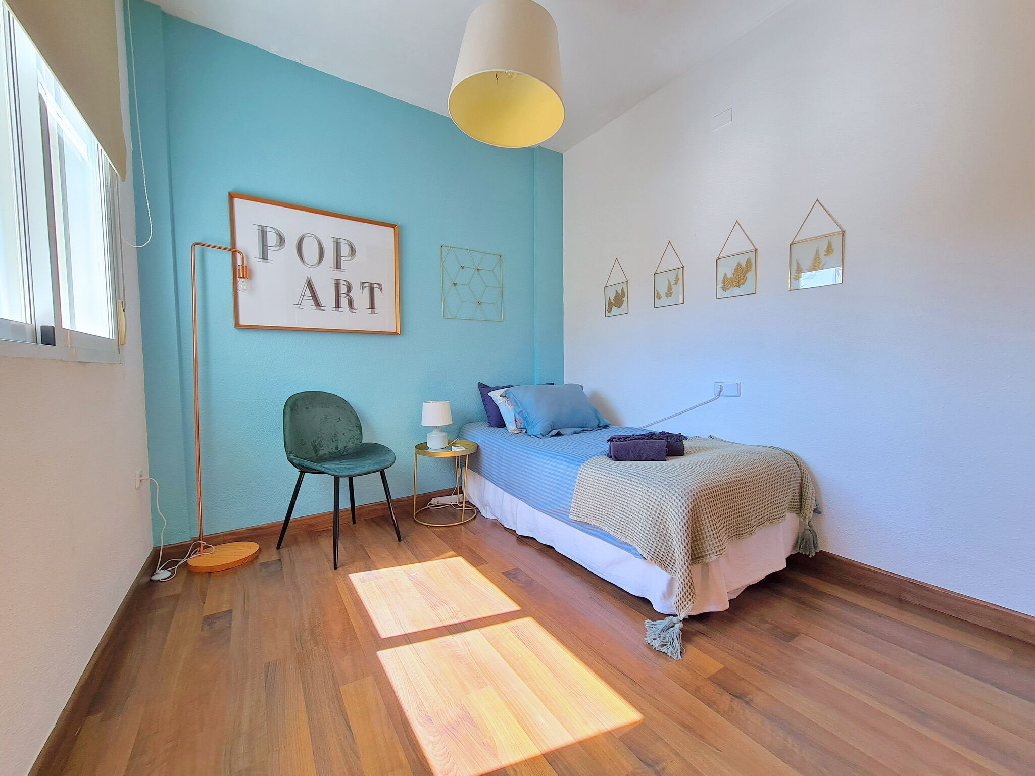 2 slaapkamers, een bureau, een strijkplank/strijkijzer, reisbedje