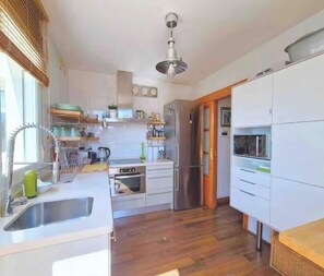 Fridge, microwave, oven, stovetop - BRIGHT, CENTRALLY LOCATED PENTHOUSE WITH GARAGE IN THE SAME BUILDING (Cartagena)