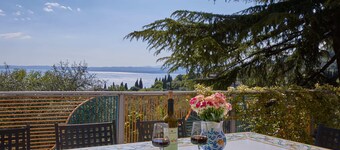 Apartment in a two-family villa with panoramic views of Lake Garda