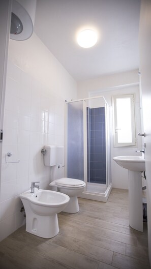 Dusche, Haartrockner, Bidet, Handtücher