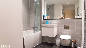 Combined shower/bathtub, eco-friendly toiletries, hair dryer, towels
