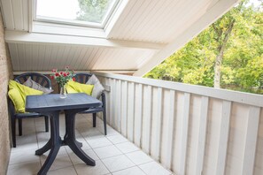 Outdoor dining - Boszicht 2 aan de Kust luxury apartment 2 adults and 2 children. Beach 800 mtr (Oostkapelle)