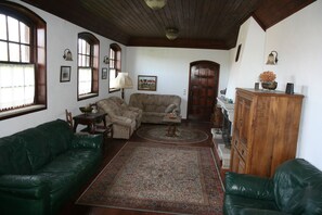 Una televisión, una chimenea, videojuegos, un futbolín