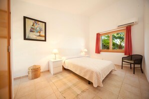 3 bedrooms, iron/ironing board, free WiFi, bed sheets