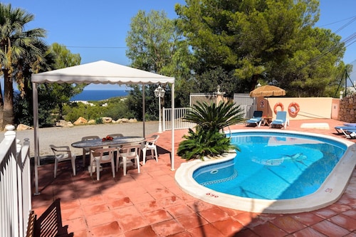 VILLA SA DESCOBERTA - Private villa with pool and sea views, free WIFI. Located in area paradise!