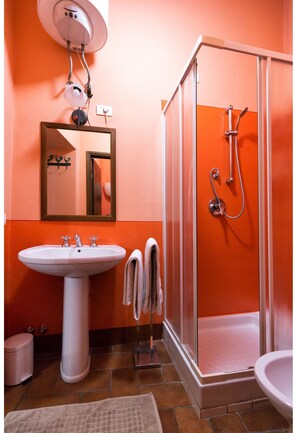 Een douche, een haardroger, een bidet