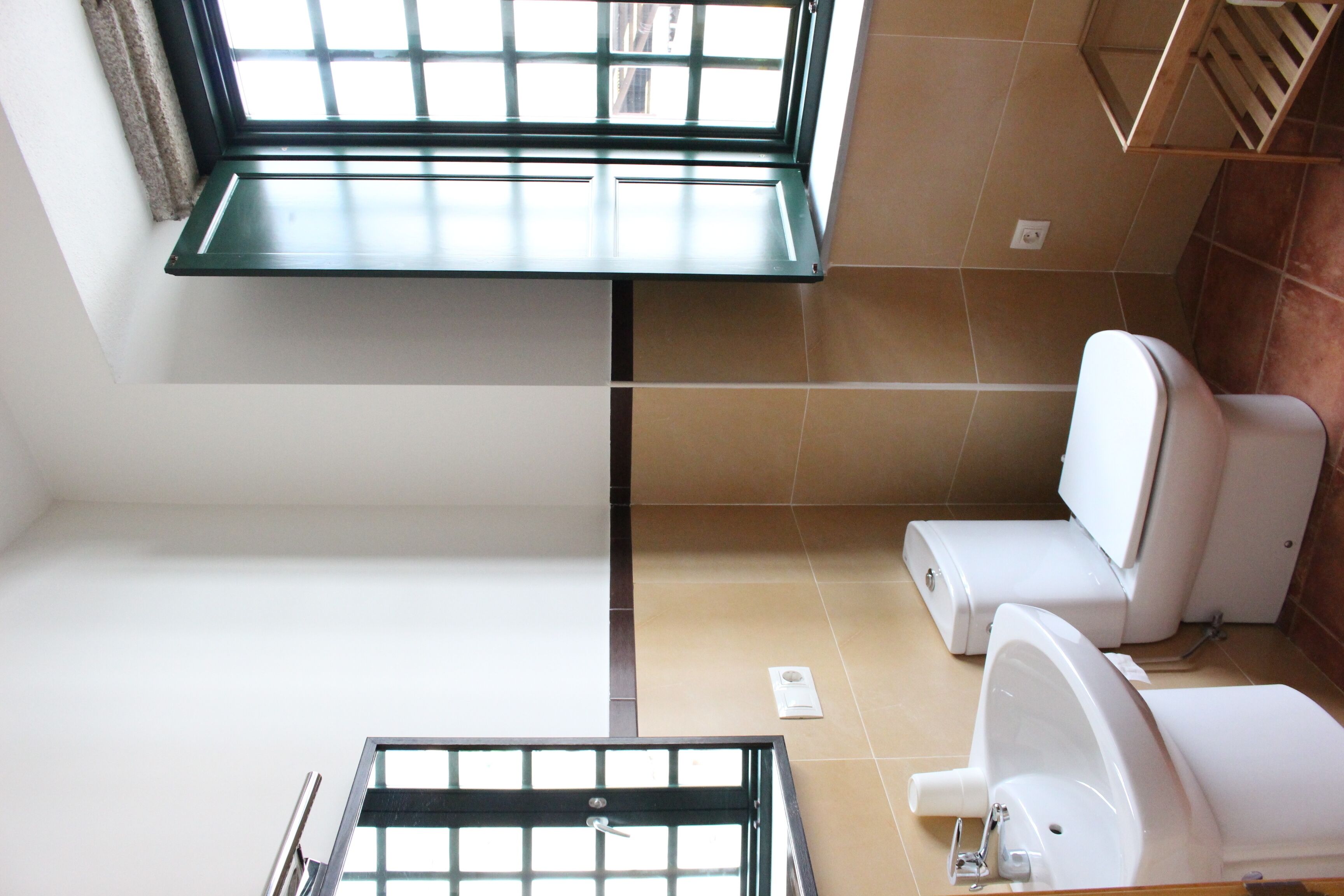 Bañera con ducha, toallas