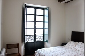 3 makuuhuonetta, työpöytä, ilmainen Wi-Fi, vuodevaatteet