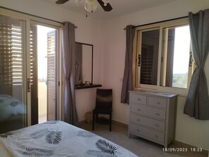 2 quartos, cofres nos quartos, ferros/tábuas de passar roupa