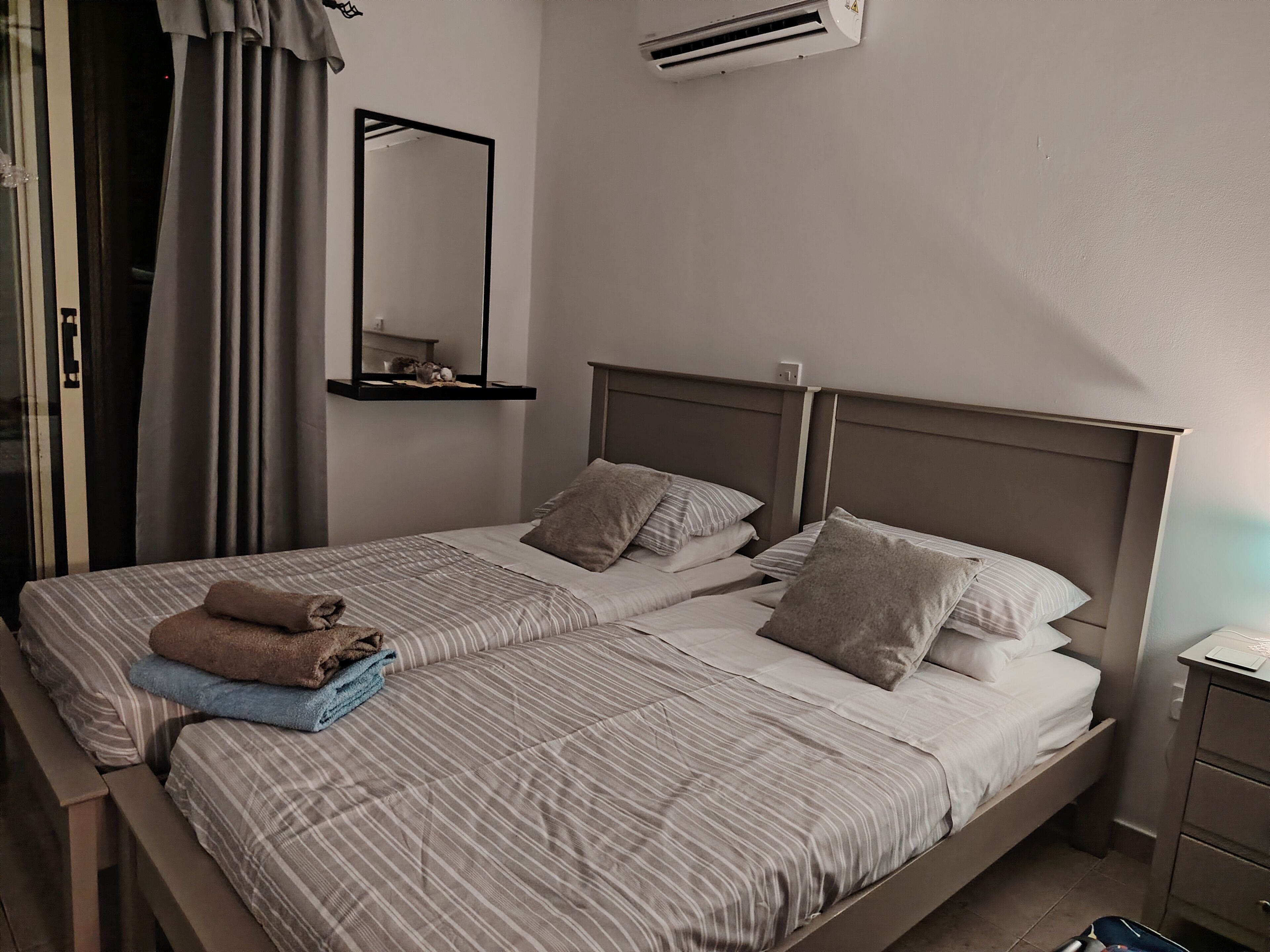 2 chambres, coffres-forts dans les chambres, fer et planche à repasser