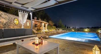 Villa Senses: Eine moderne charmante Villa, privater Pool, atemberaubende Aussicht, sehr geräumig für 8 Personen