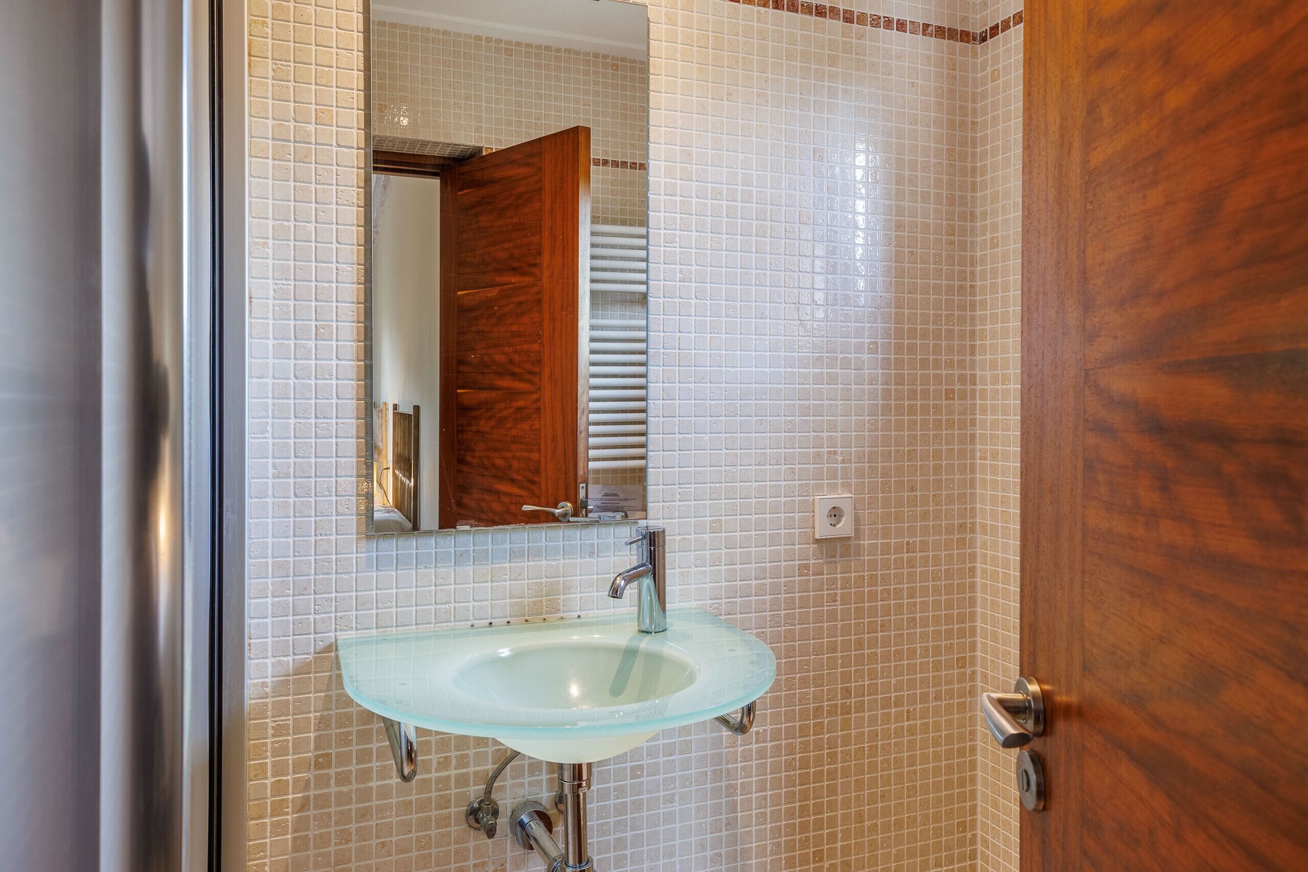 أحواض استحمام، مجففات شعر، مناشف