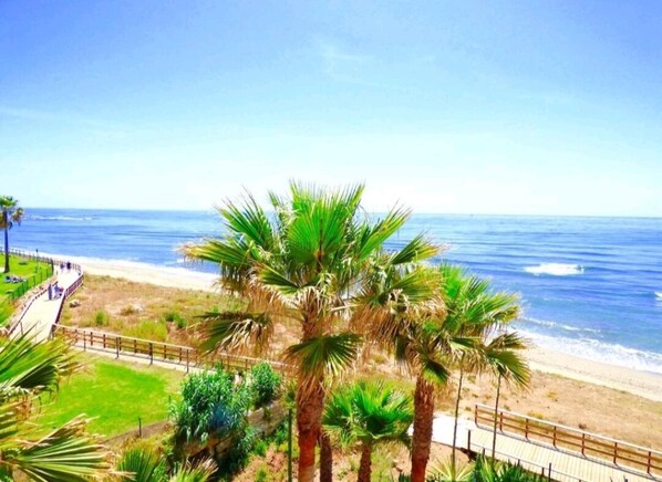 On the beach - Dream urbanization in Calahonda, Mijas Costa, beachfront (Mijas)