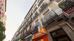 Un edificio de varios pisos con una fachada que dice "LARA AUTOESCUELA".
