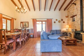 TV, peis, DVD-spiller og bordtennis