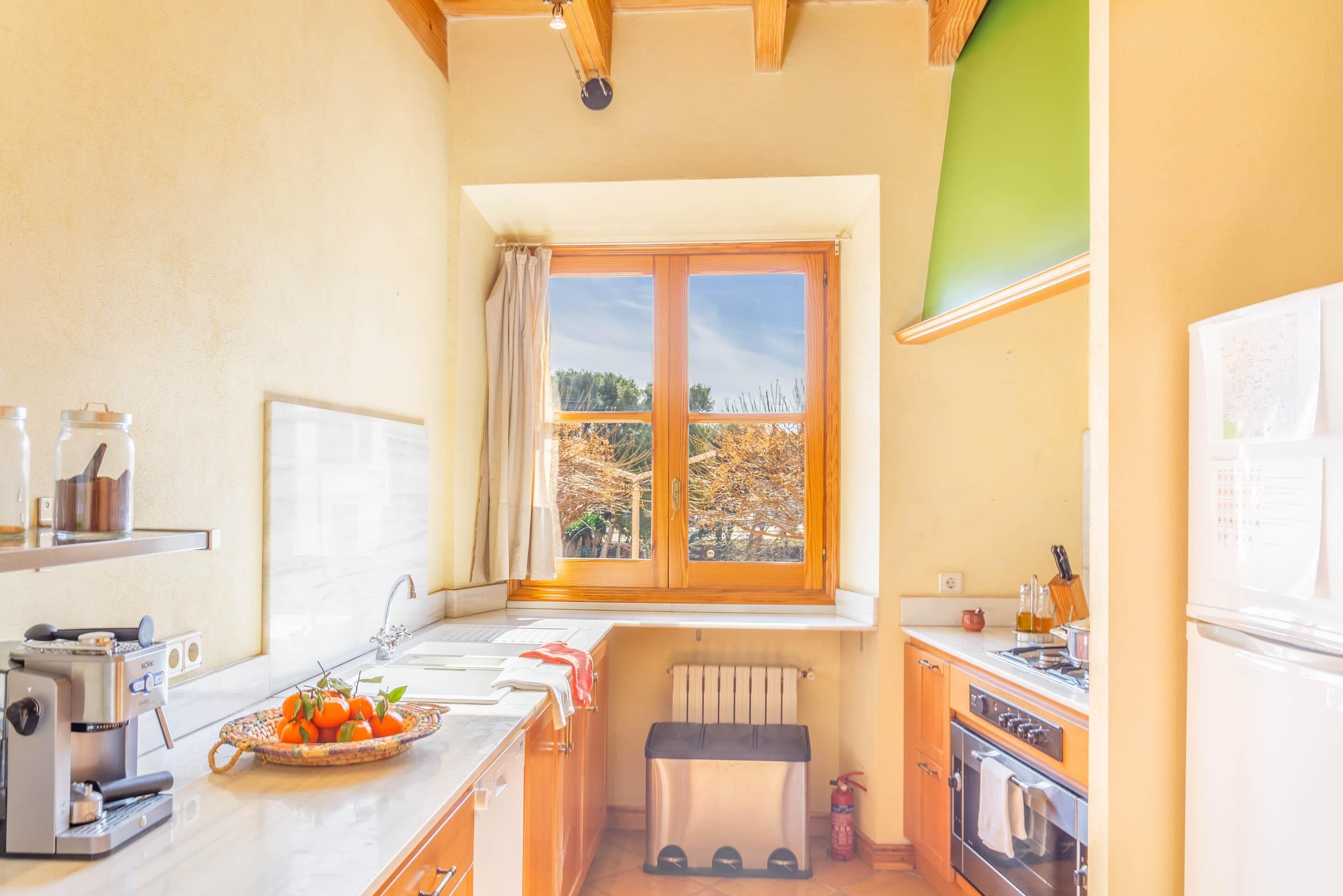 Frigorífico, microondas, horno y lavavajillas