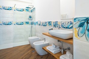 Dusche, Haartrockner, Bidet, Handtücher
