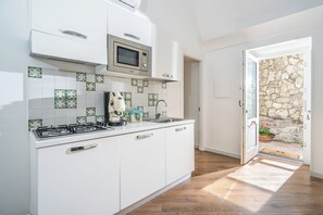 冷蔵庫、電子レンジ、オーブン、コンロ