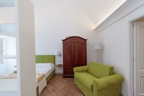 1 habitación, tabla de planchar con plancha, cuna de viaje y wifi 