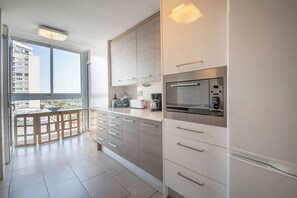 Jääkaappi, mikroaaltouuni, uuni, astianpesukone