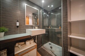 Bañera, secador de pelo y toallas