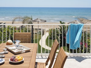Outdoor dining - Fabulous seafront villa in Donnalucata, Sicily (Donnalucata)