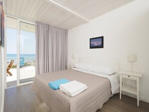 4 bedrooms, iron/ironing board, free WiFi, bed sheets - Fabulous seafront villa in Donnalucata, Sicily (Donnalucata)