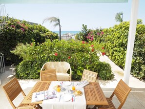 Outdoor dining - Fabulous seafront villa in Donnalucata, Sicily (Donnalucata)