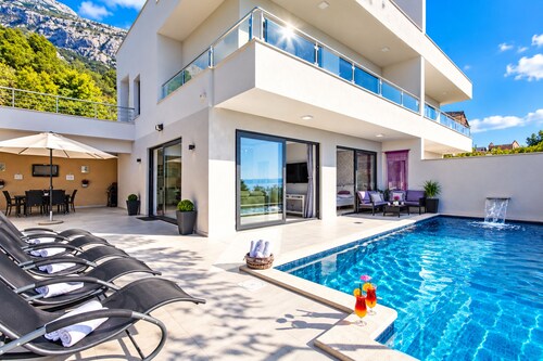 Modern holiday house Anja with heated pool and sea view, 3 bedrooms 6+2 pers.