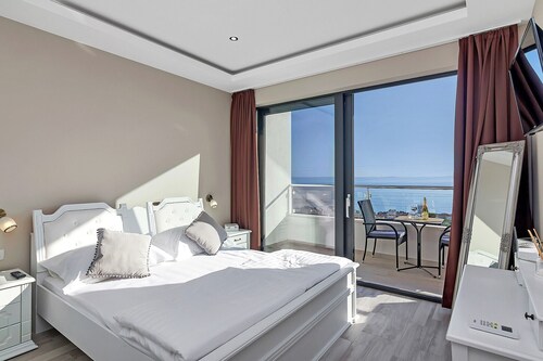Modern holiday house Anja with heated pool and sea view, 3 bedrooms 6+2 pers.
