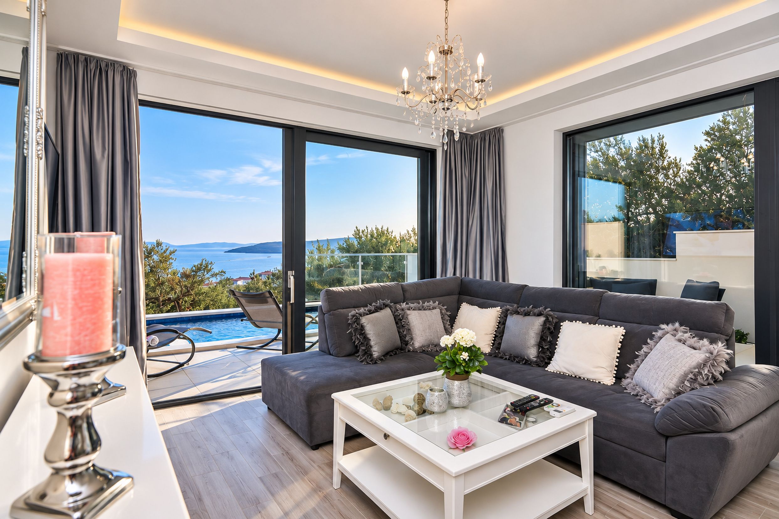 Un salon moderne avec un canapé, une table basse et une vue sur la mer.