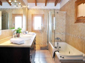 Bathtub, jetted tub, hair dryer, towels - Finca Can Mirlo in en Santa Maria (Marratxi)
