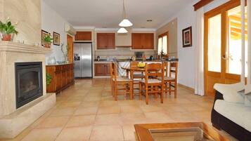 Télévision, cheminée