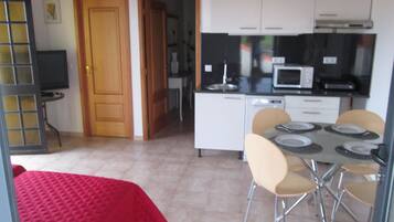 1 chambre, fer et planche Ă  repasser, Wi-Fi gratuit, draps fournis