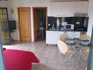 1 habitación, tabla de planchar con plancha, wifi gratis y ropa de cama