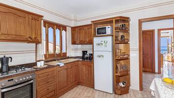 Een koelkast, een magnetron, een oven, een vaatwasser