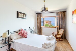 3 chambres, fer et planche à repasser, accès Internet, draps fournis