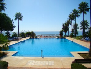 A heated pool - spacious apartment for 5 people on beachfront w. panoramis views (Bahia de Casares/ Estepona/ Malaga)
