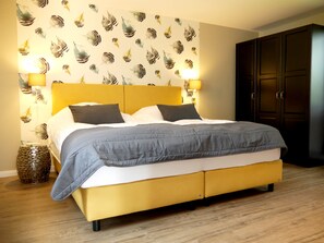 1 quarto, escrivaninha, roupa de cama