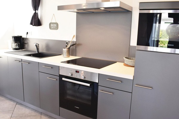 Een koelkast, een kookplaat, een vaatwasser