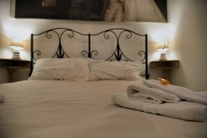 Classic Double Room, 1 Queen Bed | Individually decorated, individually furnished, iron/ironing board - Real Umberto I - Kalsa (Palermo)