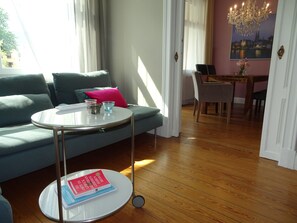 Smart-tv, een open haard, boeken en een stereo