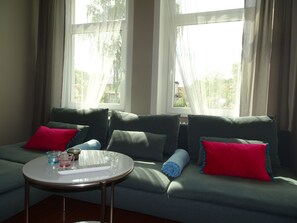 Smart-tv, een open haard, boeken en een stereo