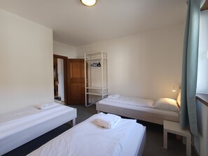 2 dormitorios, tabla de planchar con plancha, wifi gratis y ropa de cama