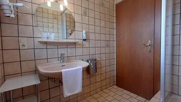 Een douche, een haardroger, handdoeken