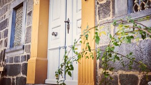 A stone building with a white door and a yellow wall. - Large, lovingly renovated half-timbered house with sauna & garden (Ebersbach-Neugersdorf)