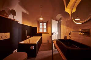 Combined shower/tub, eco-friendly toiletries, hair dryer, towels - Large, lovingly renovated half-timbered house with sauna & garden (Ebersbach-Neugersdorf)